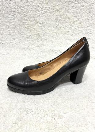 Кожаные классические черные туфли на каблуке3 фото