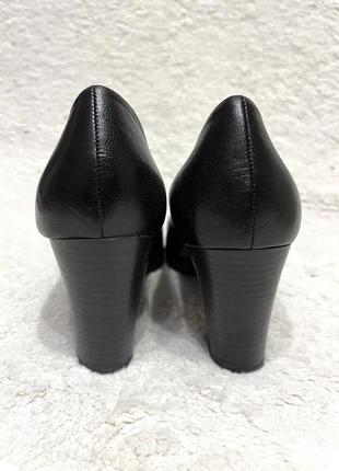 Кожаные классические черные туфли на каблуке8 фото
