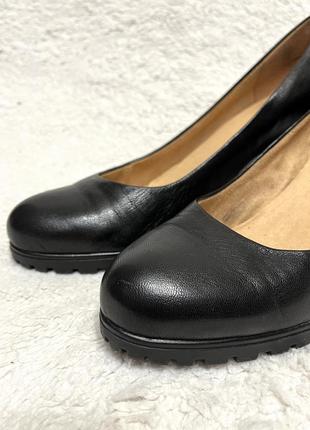 Кожаные классические черные туфли на каблуке4 фото