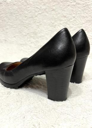 Кожаные классические черные туфли на каблуке5 фото