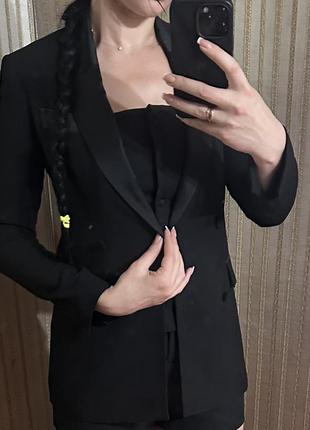 Классический черный двубортный удлиненный пиджак с атласными вставками2 фото