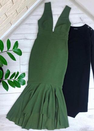 Платье sndys по фигуре вечерняя нарядная хаки зеленая миди с вырезом с баской5 фото