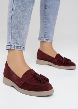 Бордовые замшевые лоферы с кисточками