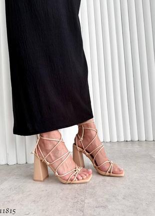 Босоніжки тренд 😍 на підборах жіночі блочний каблук на завязках женские босоножки на каблуках с завязками квадратный мыс с шнуровкой4 фото
