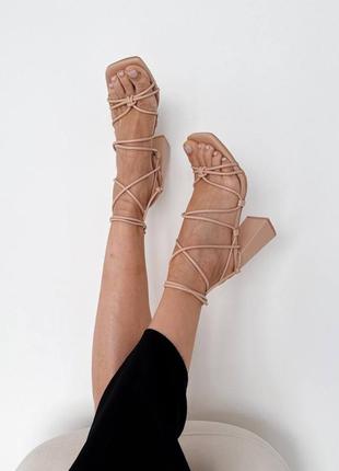 Босоніжки тренд 😍 на підборах жіночі блочний каблук на завязках женские босоножки на каблуках с завязками квадратный мыс с шнуровкой2 фото