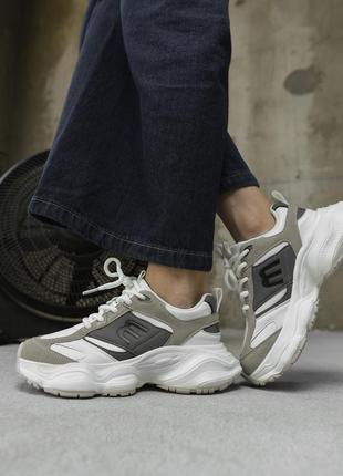 Кросівки жіночі