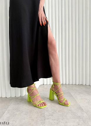 Босоножки тренд 😍 на каблуке женские блочный каблук на завязках женьше босоножки на каблуках с завязками квадратной мис с шнуровкой салатовые2 фото