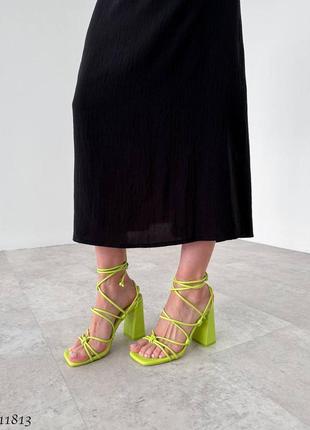 Босоножки тренд 😍 на каблуке женские блочный каблук на завязках женьше босоножки на каблуках с завязками квадратной мис с шнуровкой салатовые6 фото