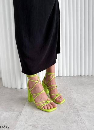 Босоножки тренд 😍 на каблуке женские блочный каблук на завязках женьше босоножки на каблуках с завязками квадратной мис с шнуровкой салатовые3 фото