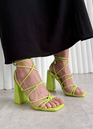 Босоножки тренд 😍 на каблуке женские блочный каблук на завязках женьше босоножки на каблуках с завязками квадратной мис с шнуровкой салатовые