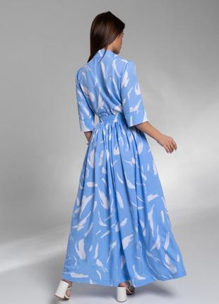 Длинное голубое платье с принтом и разрезом3 фото