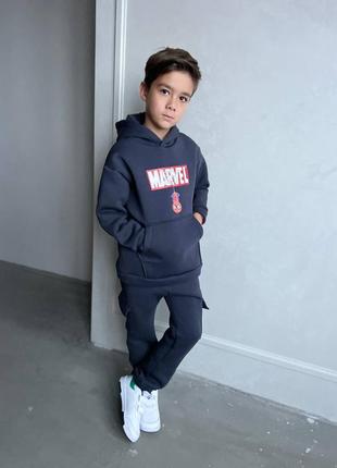 Теплый спортивный костюм на флисе из худи с принтом и брюками на резинке с карманами сбоку