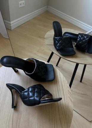 Черные босоножки на удобных каблуках в стиле bottega vneta