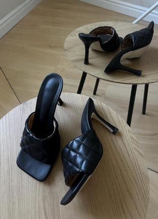 Черные босоножки на удобных каблуках в стиле bottega vneta2 фото