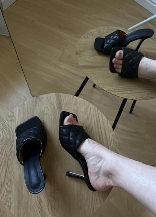 Черные босоножки на удобных каблуках в стиле bottega vneta7 фото