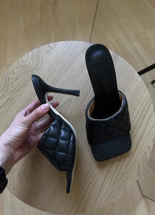 Черные босоножки на удобных каблуках в стиле bottega vneta6 фото