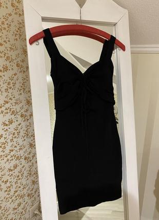 Черное платье zara платье мини мины платье черное маленькое xs s с вырезом на бретелях2 фото