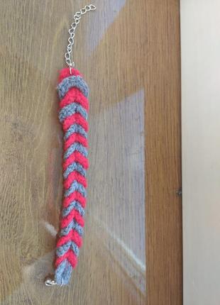 Браслет вязаный серо-красный