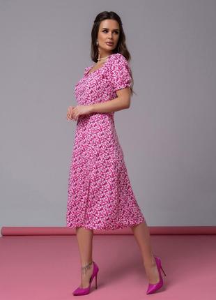 Малиновое ретро платье с цветным принтом и разрезом2 фото