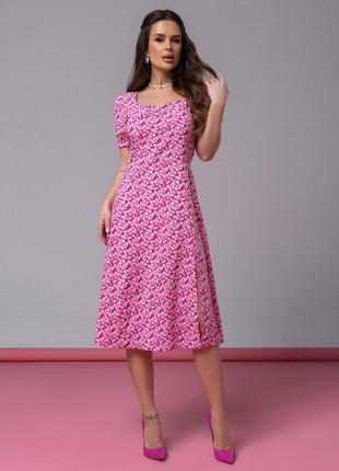 Малиновое ретро платье с цветным принтом и разрезом