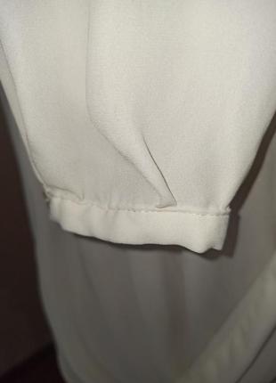 Белая молочная блуза с v-образным вырезом3 фото