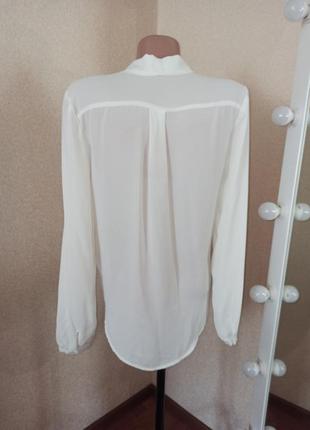 Белая молочная блуза с v-образным вырезом2 фото