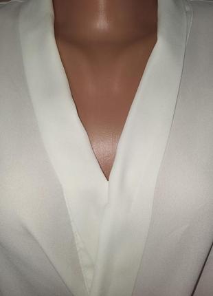 Белая молочная блуза с v-образным вырезом4 фото