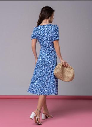 Синее ретро платье с цветным принтом и разрезом4 фото