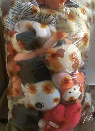 Продам очень большой пакет игрушек маленькие и средние.