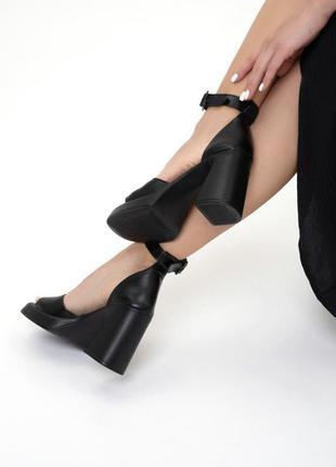 Черные босоножки на широких каблуках3 фото