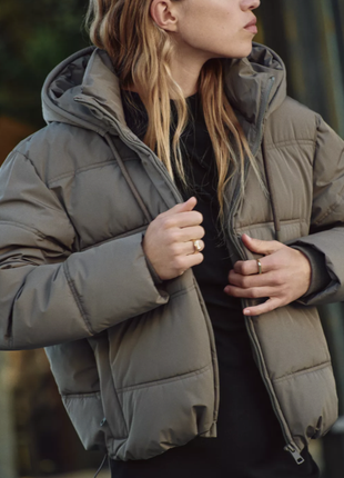 Шикарная базовая теплая куртка с капюшоном zara