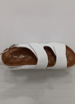 Женские кожаные на липучках белые сандалии на платформе9 фото