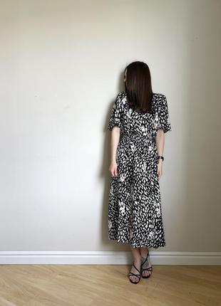Мʼяка принтована міді сукня від f&f, не просвічує, в талії резиночка2 фото