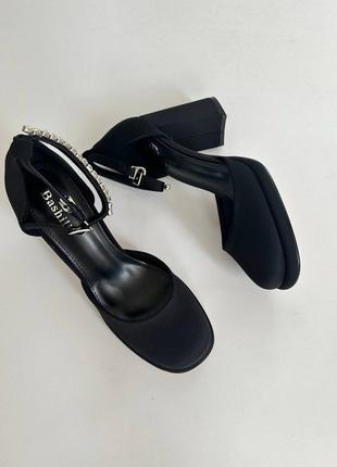 Черные женские туфли на ремешке5 фото