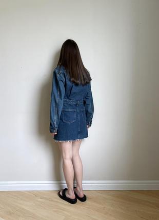 Кружевное джинсовое мини платье темно синего цвета, плотное, объемный верх со спущенными плечами3 фото