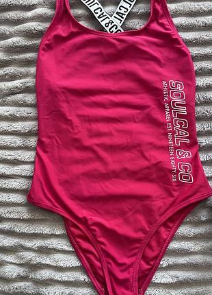 Яркий слитный купальник