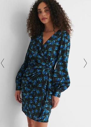 Платье с синими цветами