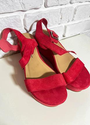 Босоніжки atmosphere жіночі червоні замшеві на танкетці