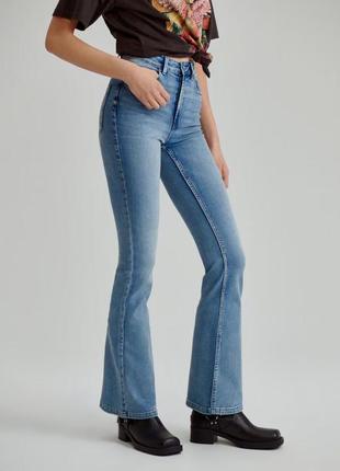 Джинси блакитні кльош bootcut від reserved