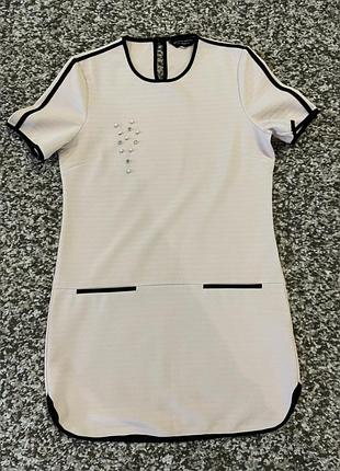 Пудровое платье с оригинальным дизайном