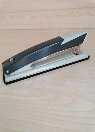 Степлер + подарок.