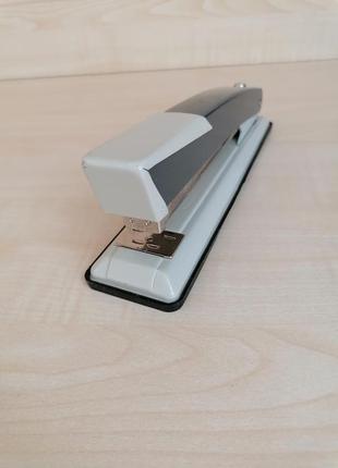 Степлер + подарок.