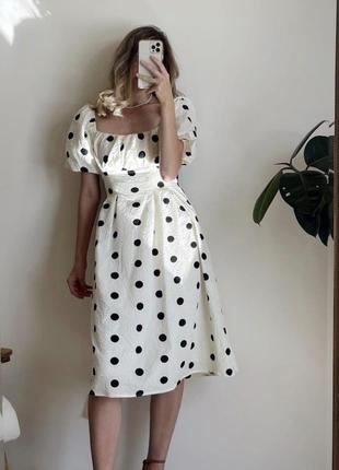 Платье в горох с бантом на спинке.