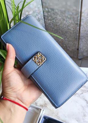 Голубой кожаный кошелек