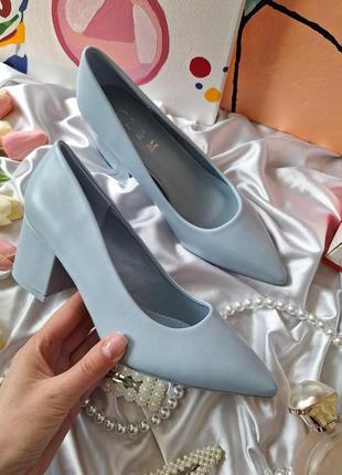 Голубые голубые туфли лодочки с острым носиком на удобном каблуке6 фото