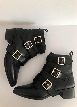 Черевики натуральна шкіра чорні з пряжками carvela розмір 37