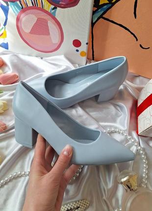 Голубі блакитні туфлі човники з гострим носиком на зручному каблуку9 фото