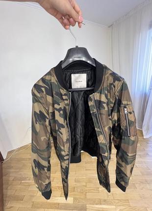 Pull & bear курточка укороченная милитари принт деми