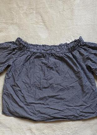 Блузка у клітинку зі спущеними плечами