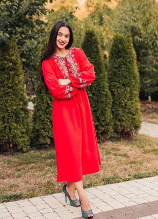 Червона вишита сукня